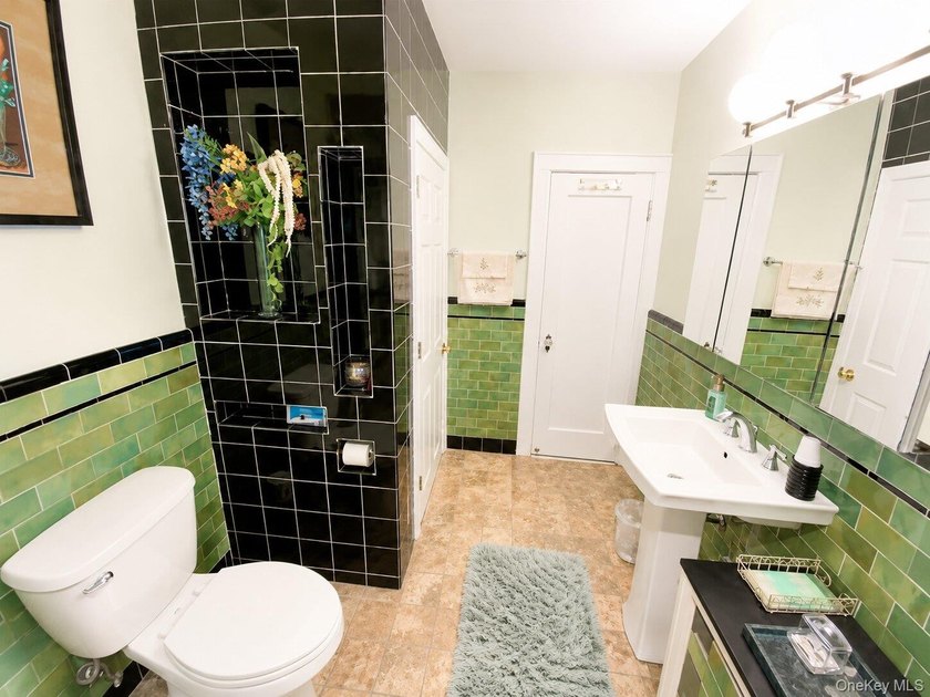 Beautiful Attached Home in Prime North Flushing - School - photo 18