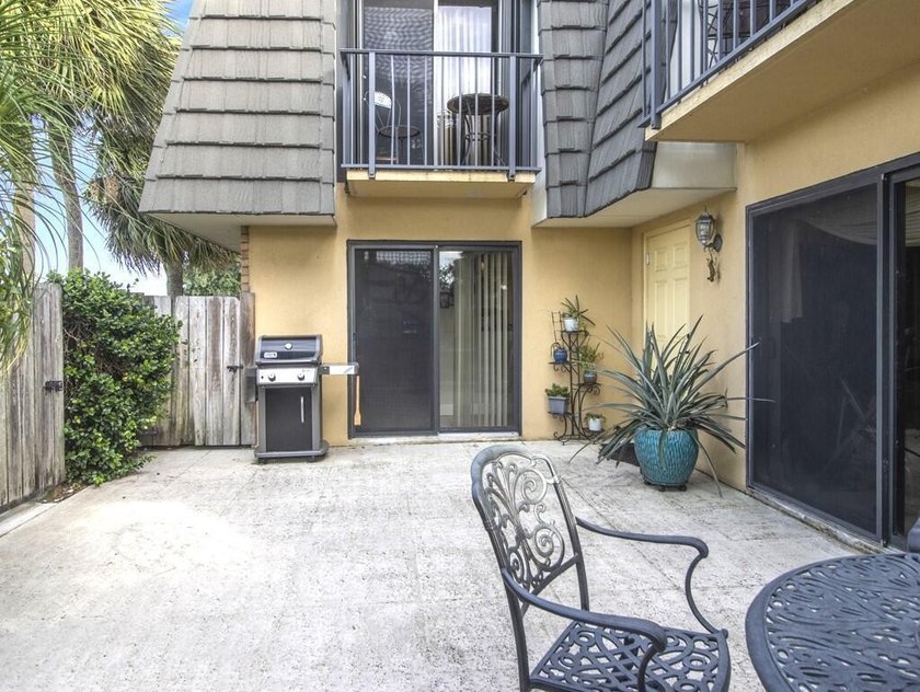 Looking for an amazing Townhouse? A must see! This townhome - photo 2