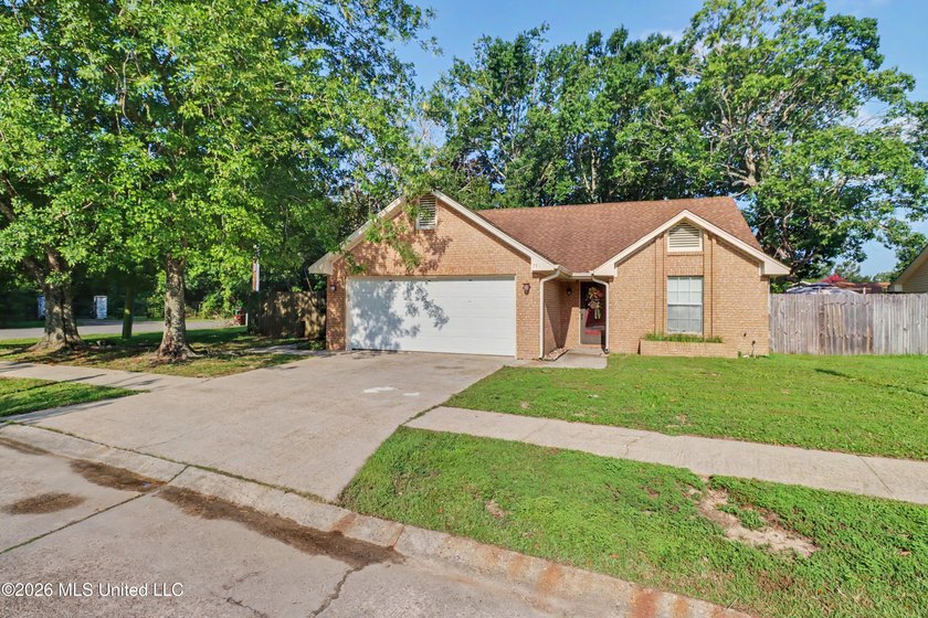 PRIME LOCATION, ENDLESS POTENTIAL! Welcome to this 2-bedroom - photo 2