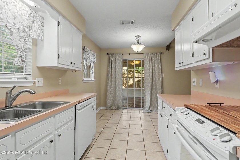 PRIME LOCATION, ENDLESS POTENTIAL! Welcome to this 2-bedroom - photo 7