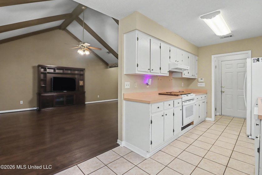PRIME LOCATION, ENDLESS POTENTIAL! Welcome to this 2-bedroom - photo 8