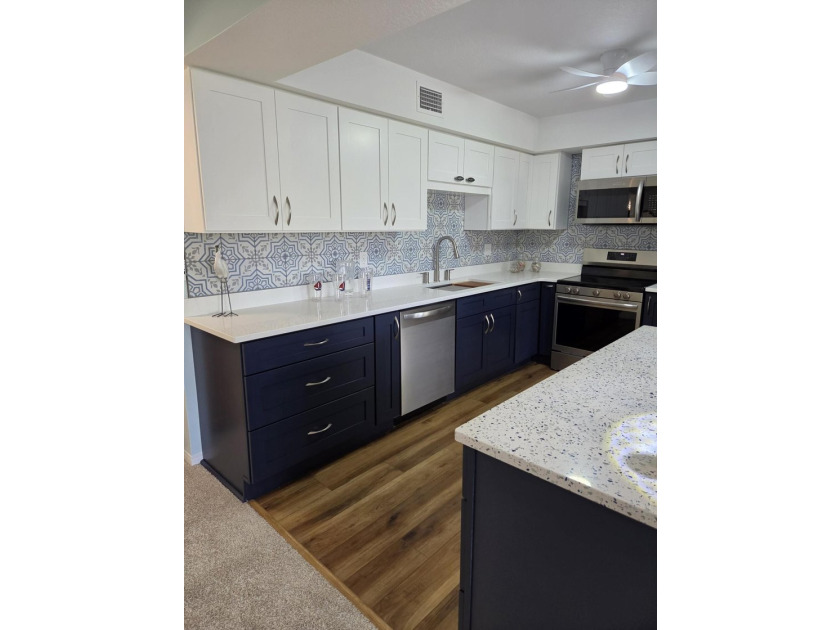Move-In Ready * Fully Renovated * Stunning Sunset Views * - photo 4