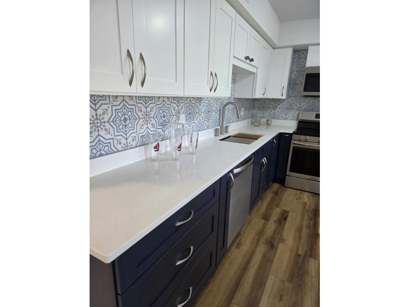 Move-In Ready * Fully Renovated * Stunning Sunset Views * - photo 5