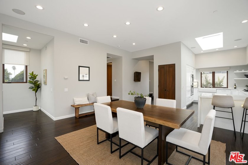 Welcome home to your North Santa Monica retreat, a rare - photo 5