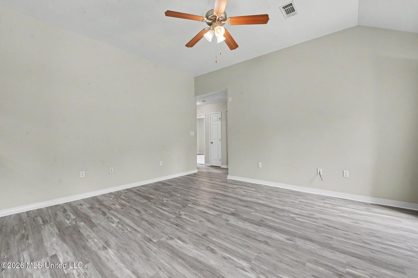 Your search is OVER! This compact home in charming &amp; convenient - photo 5