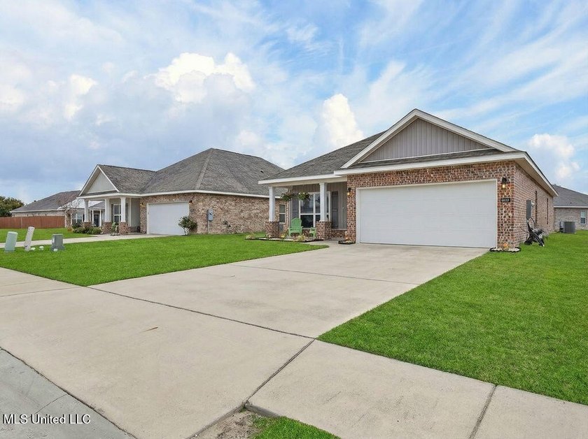 Welcome to 1052 Whimbrel Court in beautiful Ocean Springs. This - photo 2