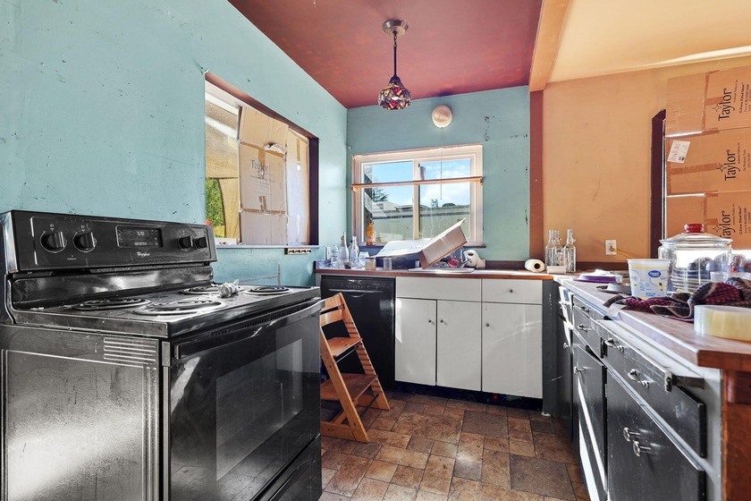 Welcome to this 3-bedroom home offering 1,386 sq ft of character - photo 6