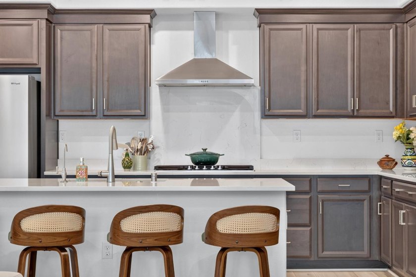 Welcome to this gorgeous 4BR, 3BA condo offering 2,500 sqft of - photo 7