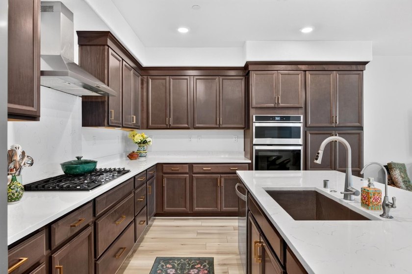 Welcome to this gorgeous 4BR, 3BA condo offering 2,500 sqft of - photo 9