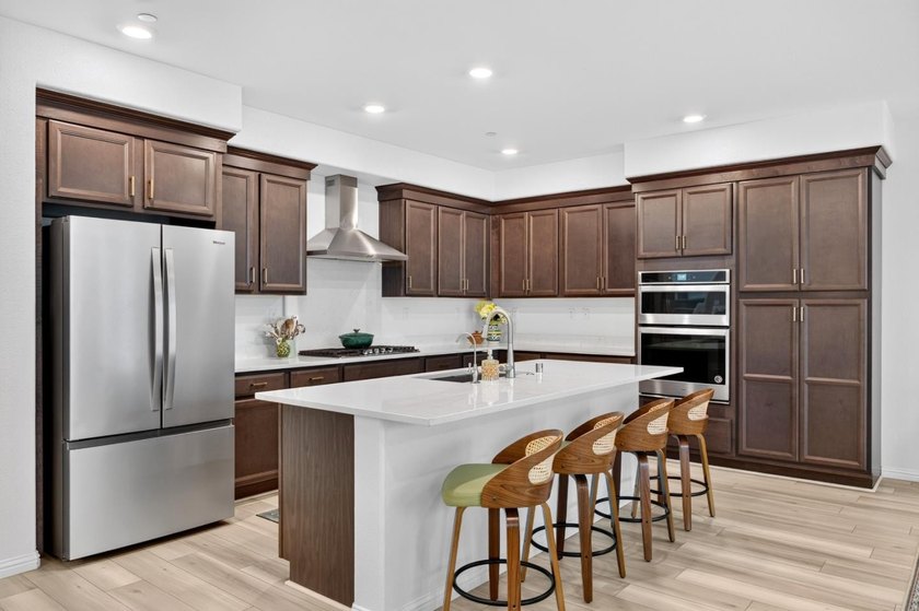 Welcome to this gorgeous 4BR, 3BA condo offering 2,500 sqft of - photo 10