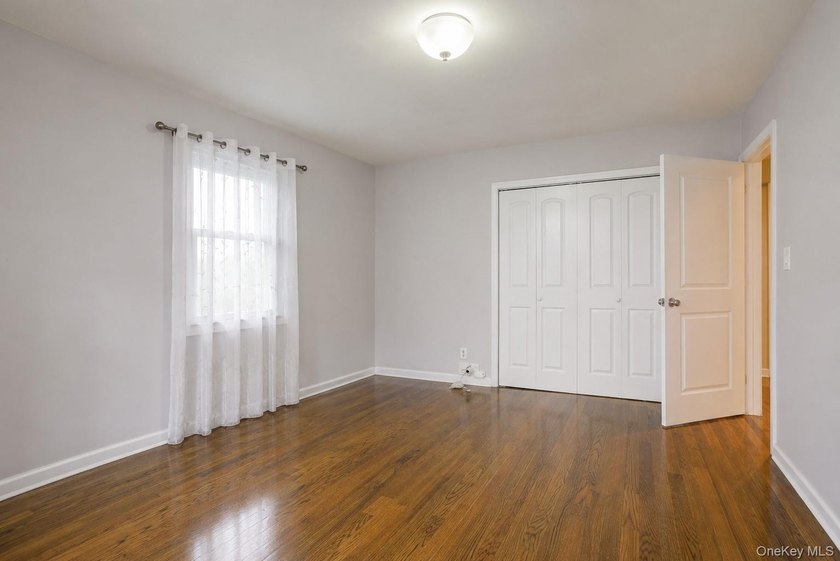 Welcome to this spacious 3-bedroom, 1-bath lower-level corner - photo 16