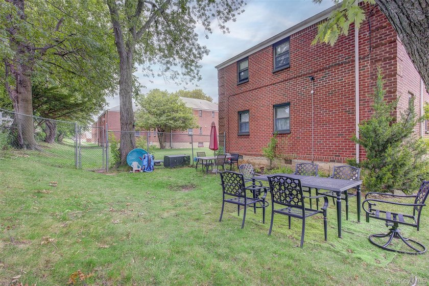 Welcome to this spacious 3-bedroom, 1-bath lower-level corner - photo 21