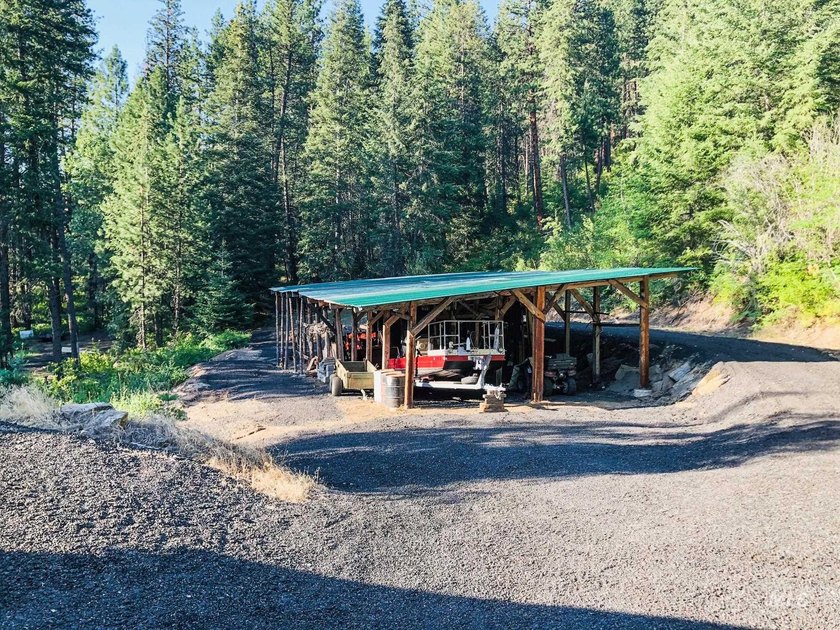 Bordering BLM land that fronts onto National Forest with direct - photo 10