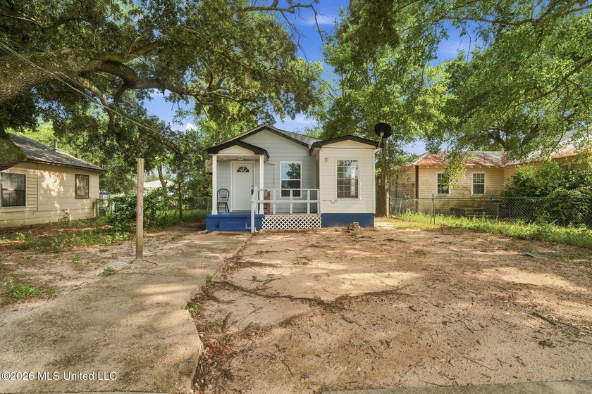 Discover a charming investment gem in the heart of East Biloxi! - photo 3