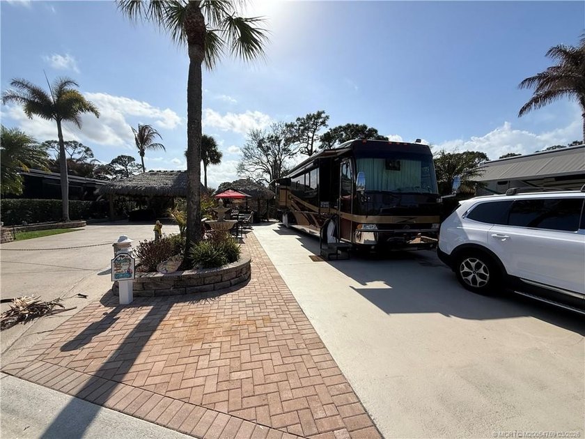 Enjoy privacy and convenience on this oversized 2,681 sq ft RV - photo 4