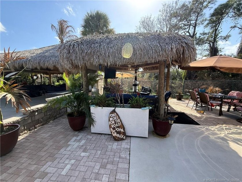 Enjoy privacy and convenience on this oversized 2,681 sq ft RV - photo 8