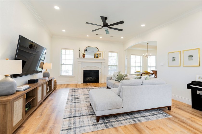 Beautifully updated 4-bedroom 3 bath home with modern finishes - photo 3