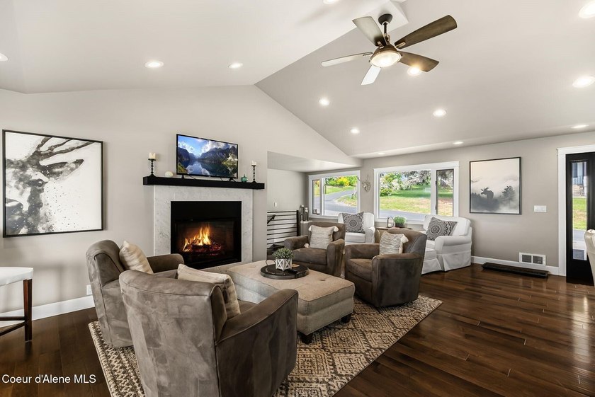 Nestled in the scenic hills of Hope, Idaho, this beautifully - photo 16