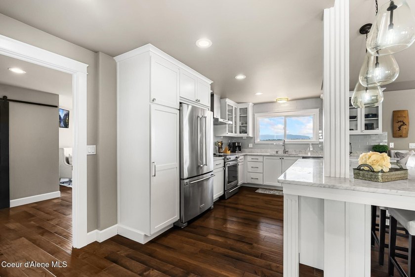 Nestled in the scenic hills of Hope, Idaho, this beautifully - photo 18
