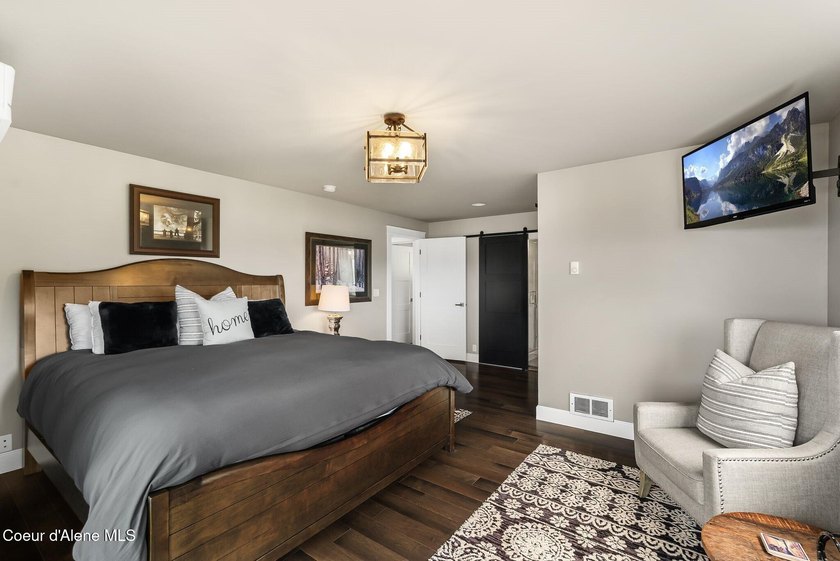 Nestled in the scenic hills of Hope, Idaho, this beautifully - photo 21