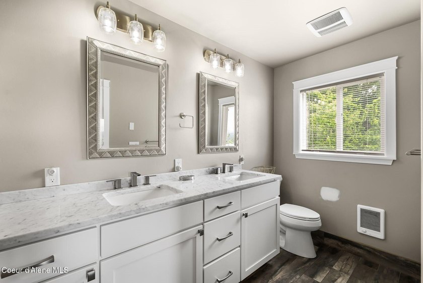 Nestled in the scenic hills of Hope, Idaho, this beautifully - photo 25