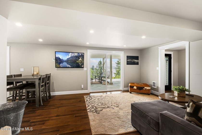 Nestled in the scenic hills of Hope, Idaho, this beautifully - photo 35