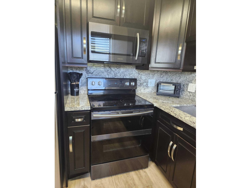 UPDATED! UPDATED! UPDATED! NEWLY RENOVATED CORNER UNIT ON THE - photo 7