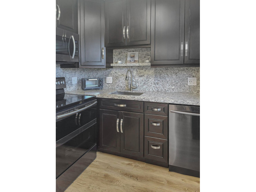 UPDATED! UPDATED! UPDATED! NEWLY RENOVATED CORNER UNIT ON THE - photo 8