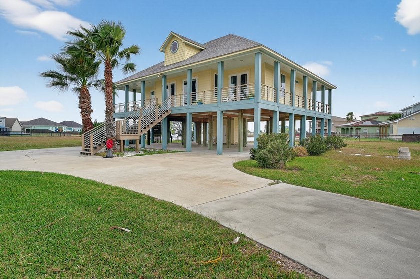 2 lots and the house! This 3-bedroom, 3 - bath island style home - photo 2