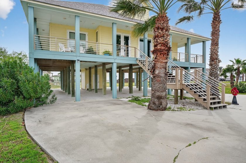 2 lots and the house! This 3-bedroom, 3 - bath island style home - photo 3