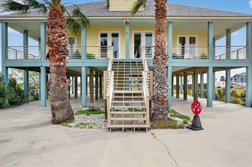 2 lots and the house! This 3-bedroom, 3 - bath island style home - photo 4