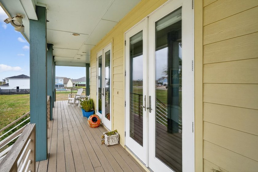 2 lots and the house! This 3-bedroom, 3 - bath island style home - photo 5