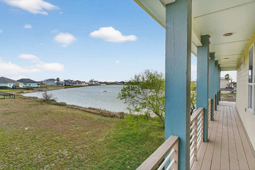 2 lots and the house! This 3-bedroom, 3 - bath island style home - photo 6