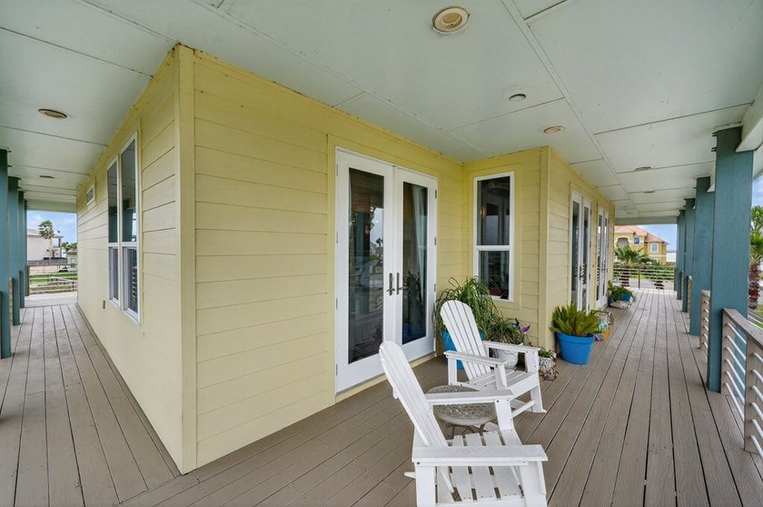 2 lots and the house! This 3-bedroom, 3 - bath island style home - photo 7