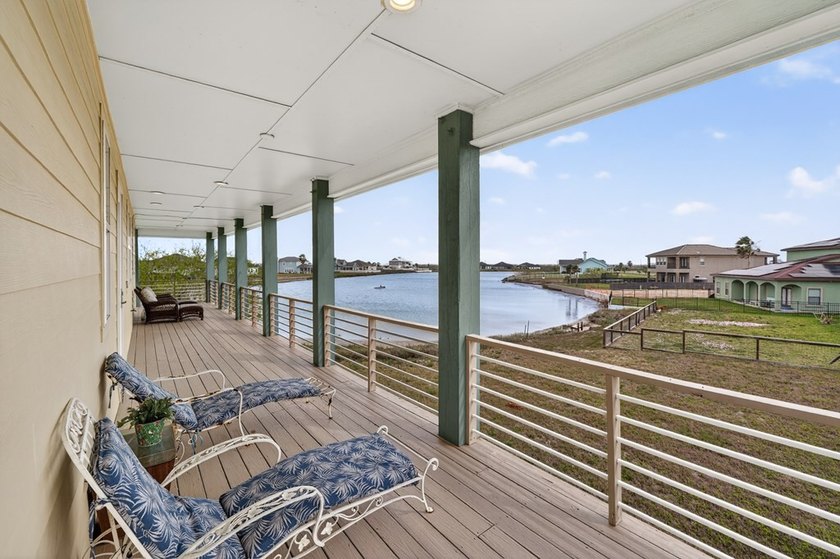 2 lots and the house! This 3-bedroom, 3 - bath island style home - photo 8