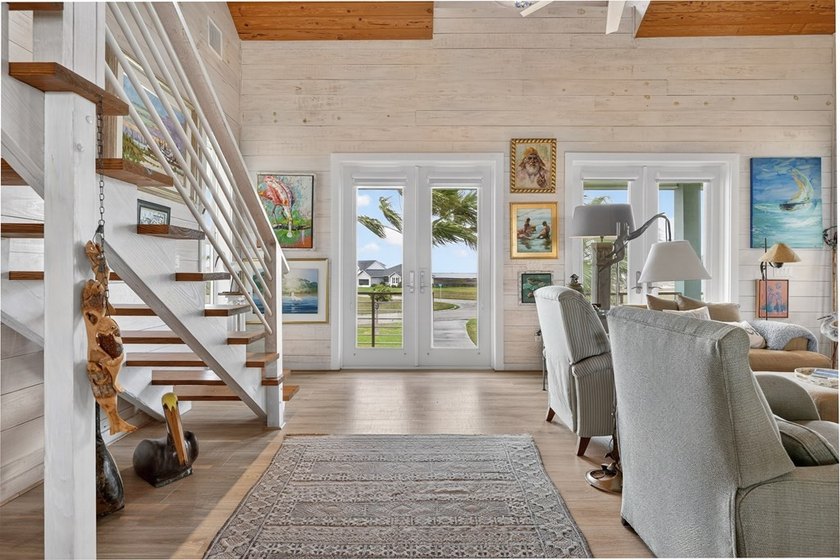 2 lots and the house! This 3-bedroom, 3 - bath island style home - photo 9