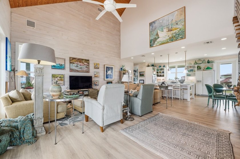 2 lots and the house! This 3-bedroom, 3 - bath island style home - photo 10