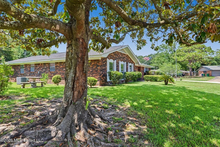 Move in ready, meticulously kept home located just minutes from - photo 2