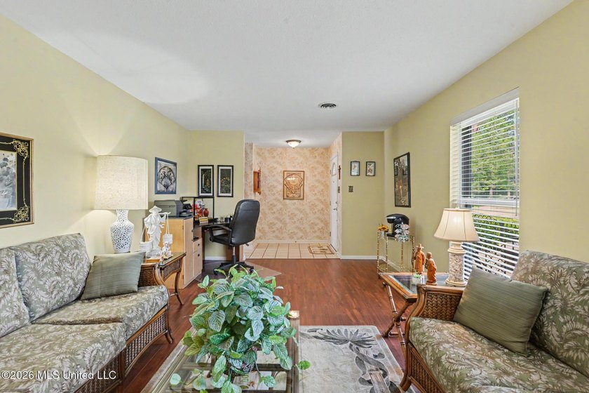 Move in ready, meticulously kept home located just minutes from - photo 4