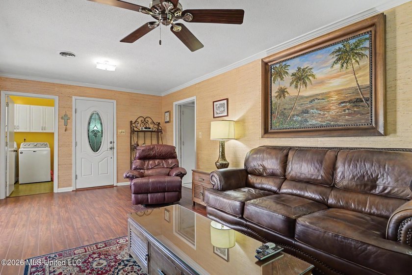 Move in ready, meticulously kept home located just minutes from - photo 5