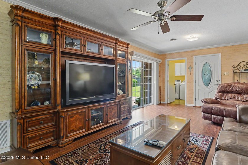 Move in ready, meticulously kept home located just minutes from - photo 6