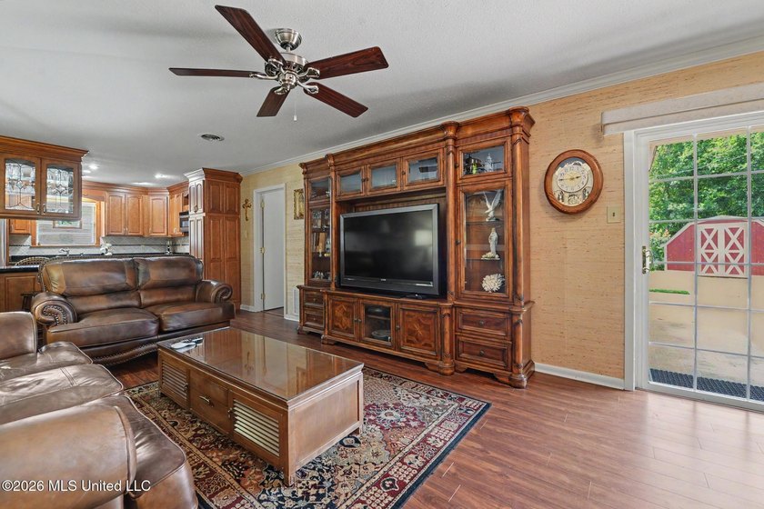 Move in ready, meticulously kept home located just minutes from - photo 7