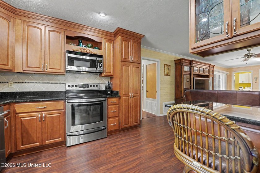 Move in ready, meticulously kept home located just minutes from - photo 10
