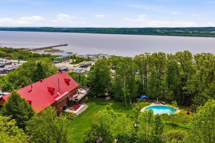 At 292 Cote Sainte-Anne, the cliffside becomes a natural balcony - photo 2
