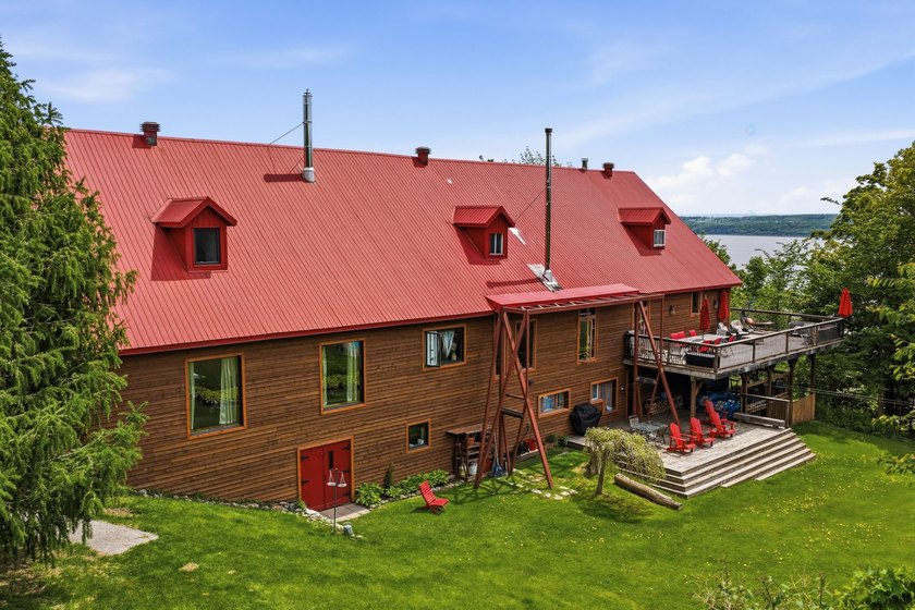 At 292 Cote Sainte-Anne, the cliffside becomes a natural balcony - photo 4