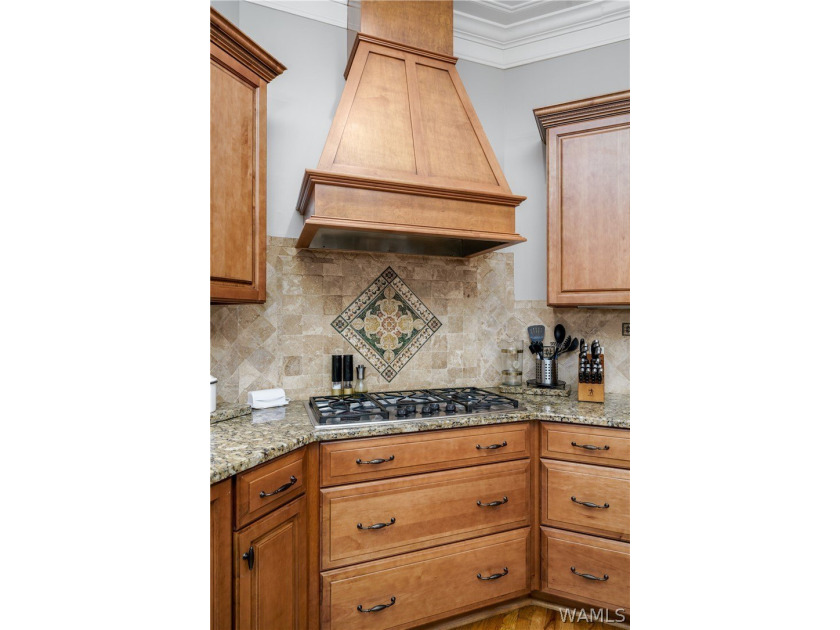 Stunning home located on the golf course in the highly desirable - photo 14