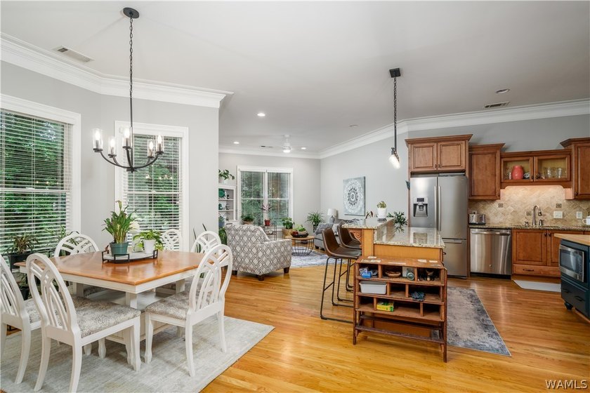 Stunning home located on the golf course in the highly desirable - photo 16