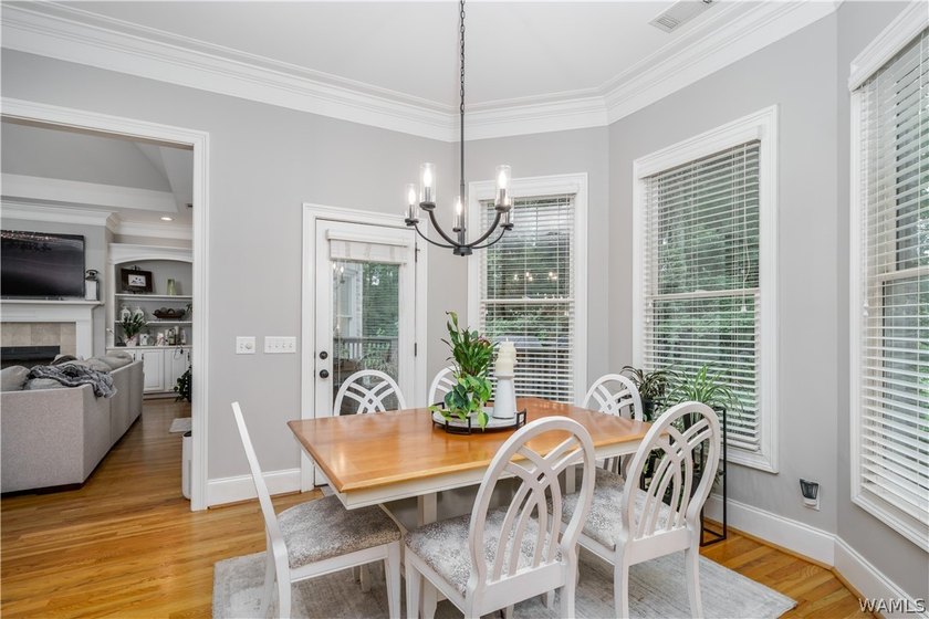 Stunning home located on the golf course in the highly desirable - photo 17
