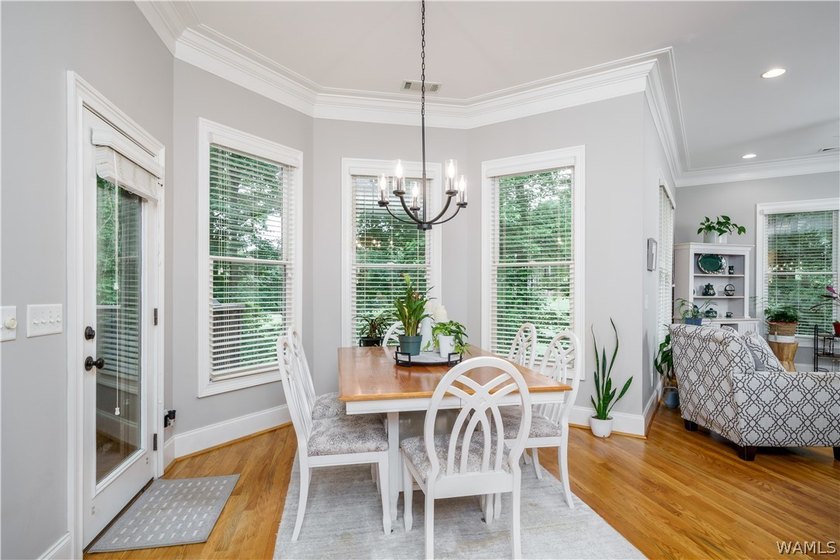 Stunning home located on the golf course in the highly desirable - photo 18
