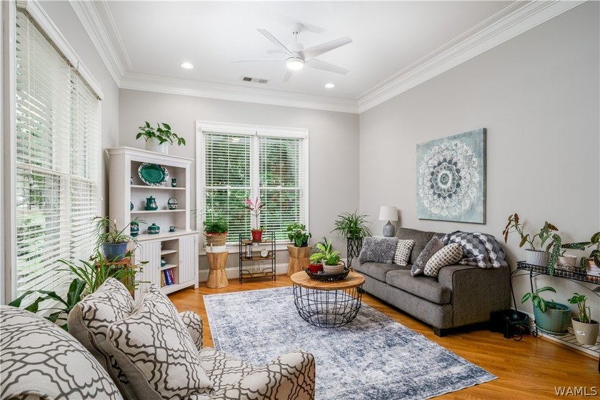 Stunning home located on the golf course in the highly desirable - photo 19